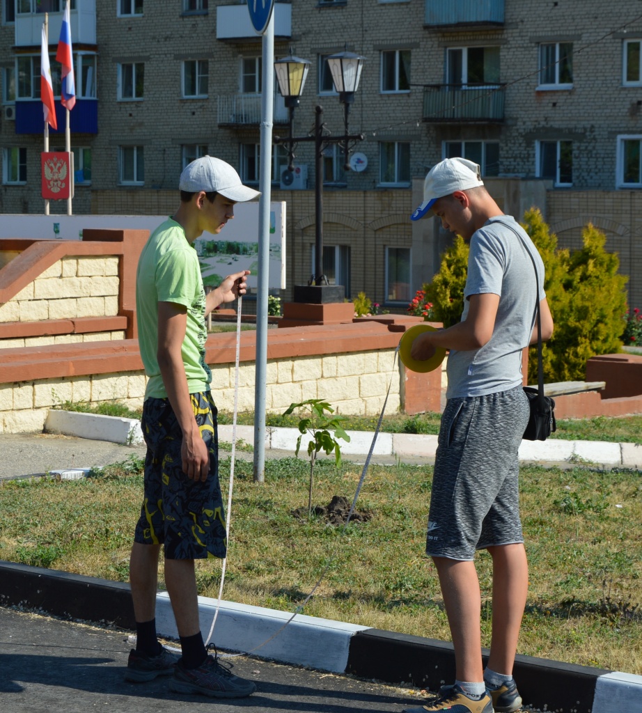 Юные волонтёры контролируют работы по благоустройству
